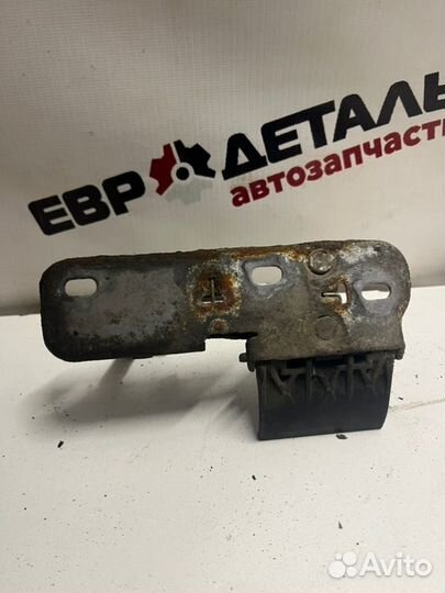 Крюк замка капота Volkswagen Passat B7 седан сaxa