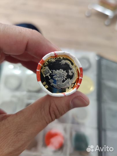 Коллекционная монета 10 юаней 