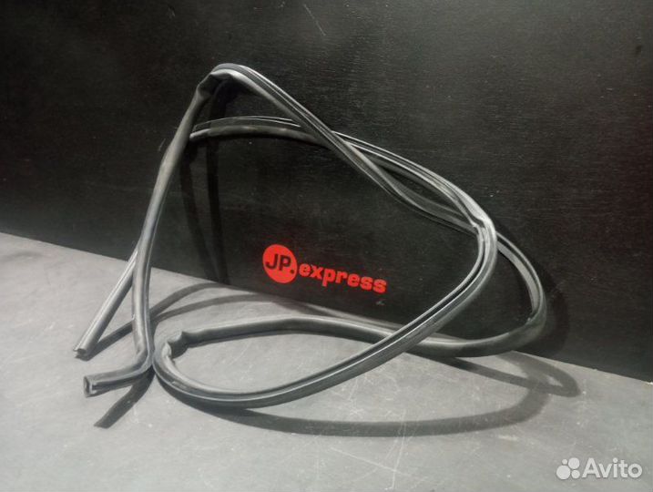 Уплотнитель капота Bmw 5 F11 N52B25AF 2010