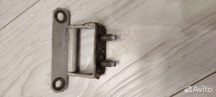 Петля крышки багажника леваяправая Nissan