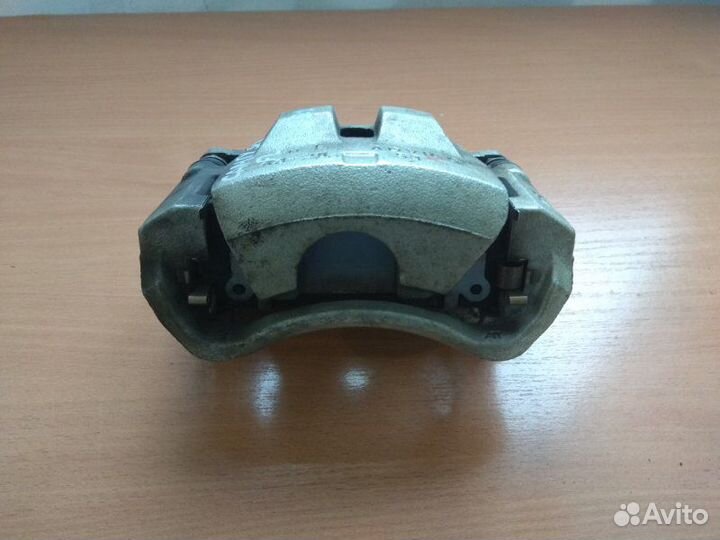 Суппорт передний левый Toyota Camry 50 2011-2017