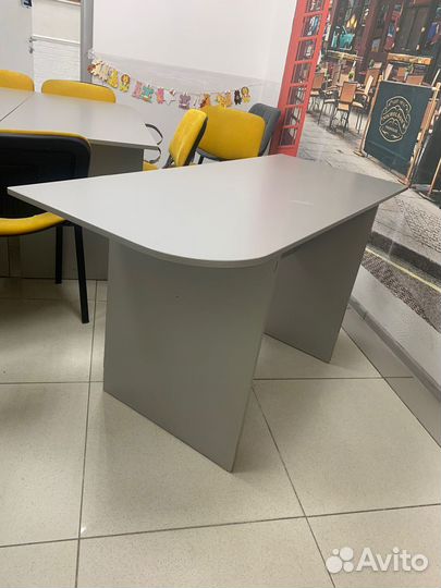 Офисные столы, магнитно-маркерные доски, пюпитр