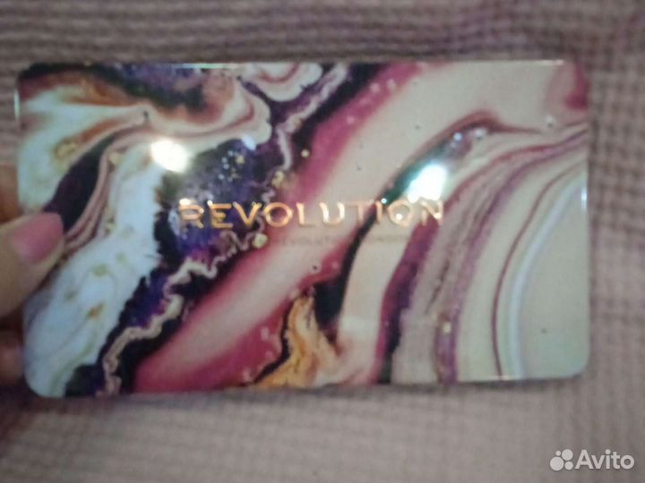Палитра теней Revolution в стильной коробке