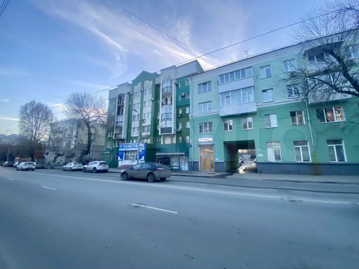 Торговая площадь с витражным остеклением