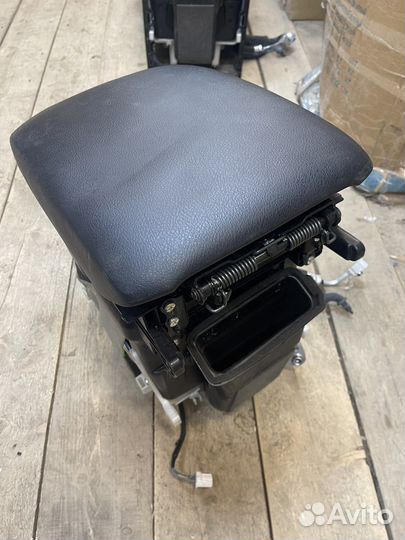 Подлокотник центральный Toyota Prado 150