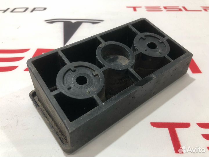 Опора под домкрат (подушка) Tesla Model S 2013