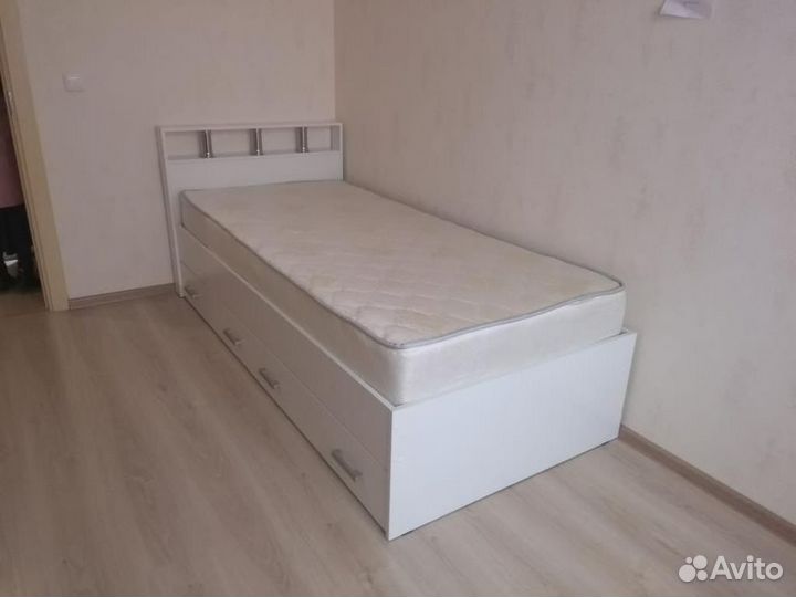 Кровать с матрасом 90 200