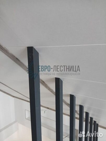 Металлические рейки в потолок балюстрада