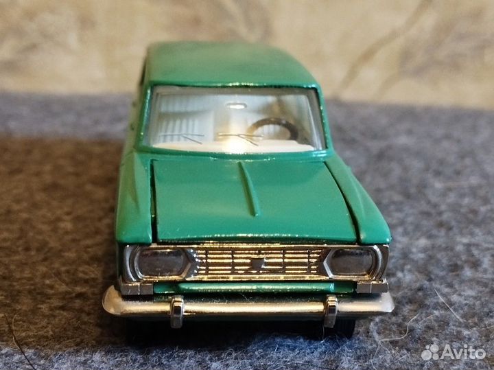 Модель автомобиля «Москвич-427» зелёного цвета