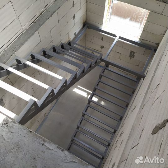 Лестница на металлическом каркасе