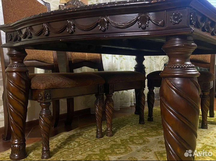 Кухонный стол и стулья