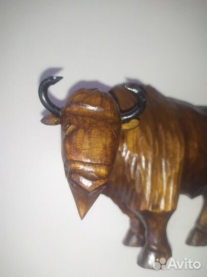 Деревянная статуэтка-сувенир Зубр