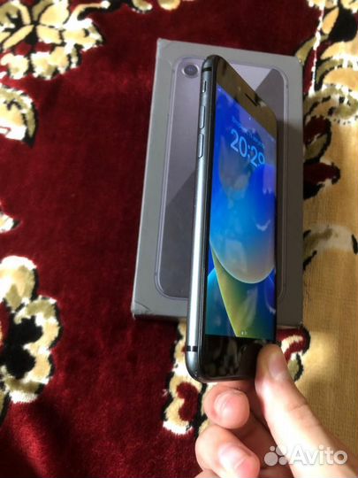 Телефон iPhone 8