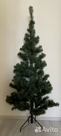 Ель пристенная 1,8 м с гирляндой