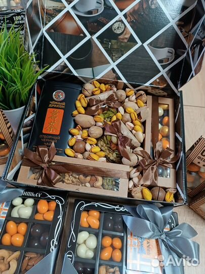 Подарок директору, коллеге: орехи, мёд, чай