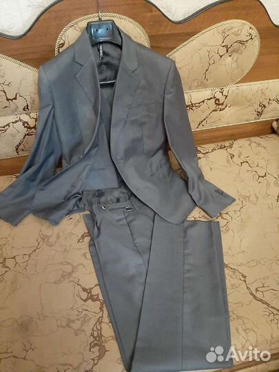 Костюм тройка новый. переросли. ни разу не одели