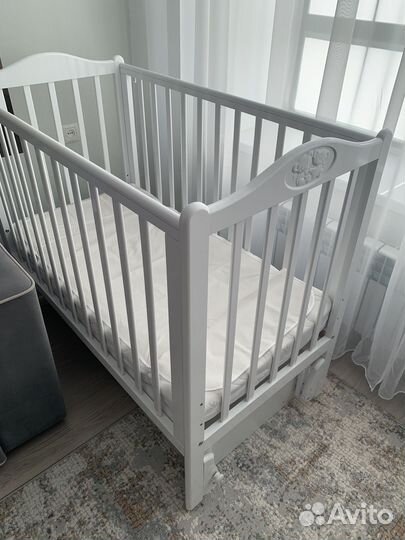 Детская кроватка с маятником и ящиком