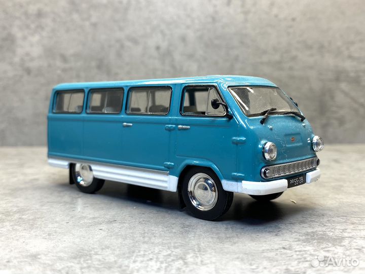 Коллекционная модель раф-977дм 1:43 DeA