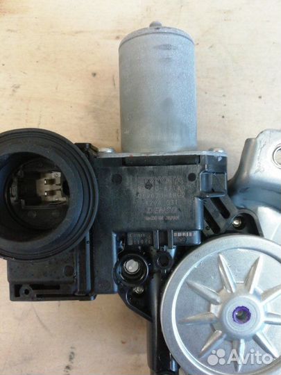 Стеклоподъемник передний правый Toyota Prius ZVW50