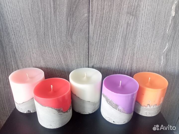 Свеча на бетоне