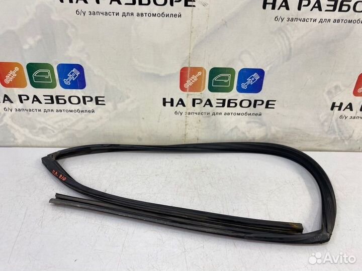 Уплотнительная резинка стекла двери передняя левая