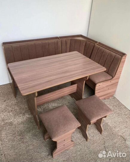 Кухонный уголок со столом и стульями