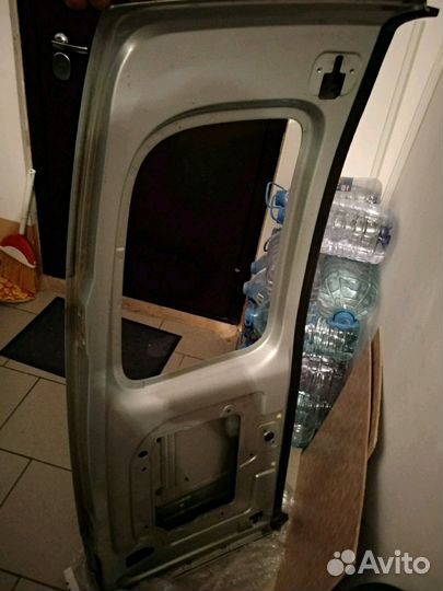 Продаю правую дверь багажника рено кангу 2003-2008