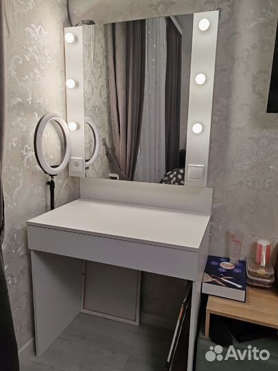 Туалетный столик с зеркалом и подсветкой