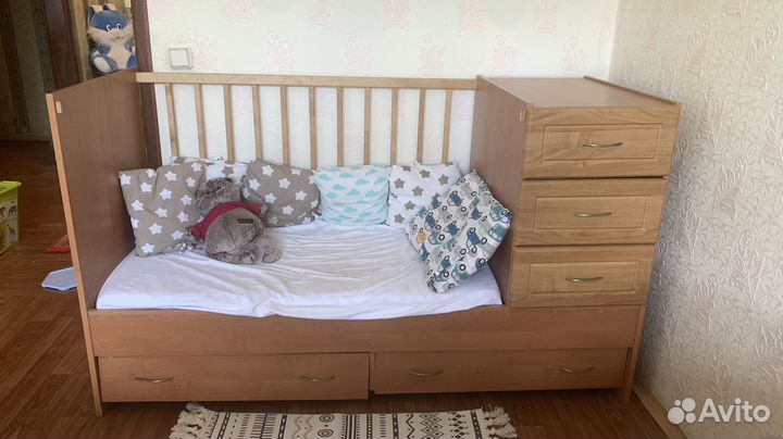 Детская кроватка и комод