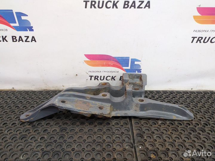 20428753 Кронштейн передней рессоры правый