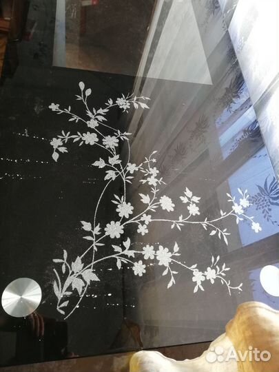 Продам стеклянный стол. Б/у