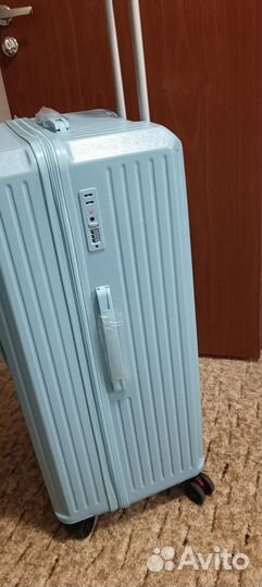 Отличный вместительныйчемодан на 5 колесах