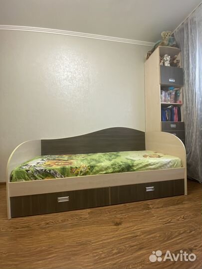 Детская кровать +пенал +стол школьный