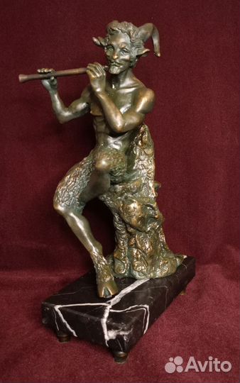 Статуэтка бронзовая 