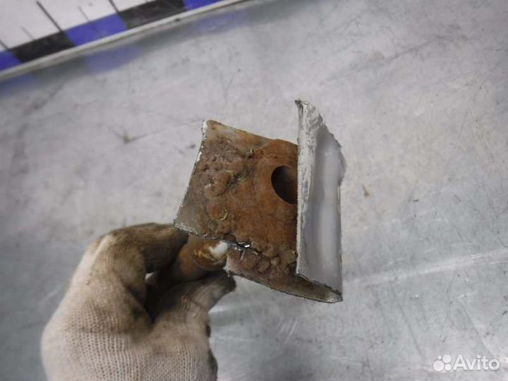 Крюк буксирный Лада Приора 126 2007