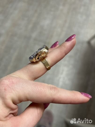 Кольцо с большим камнем