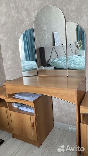 Угловой шкаф, туалетный столик и тумбы