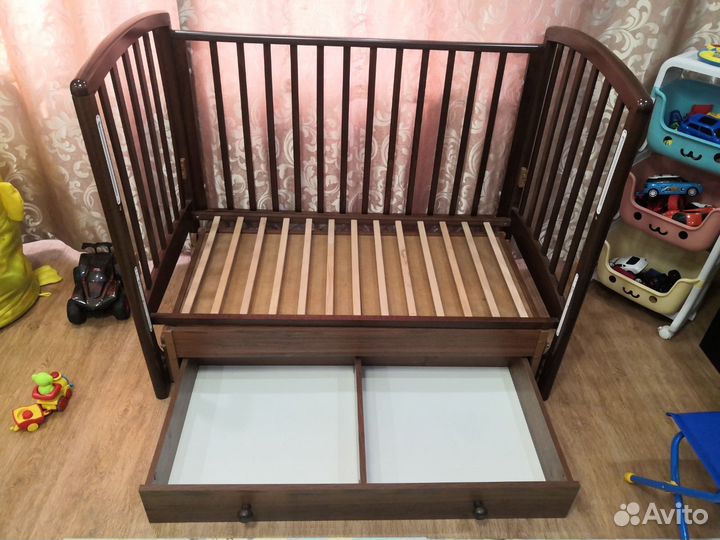 Детская кроватка с маятником