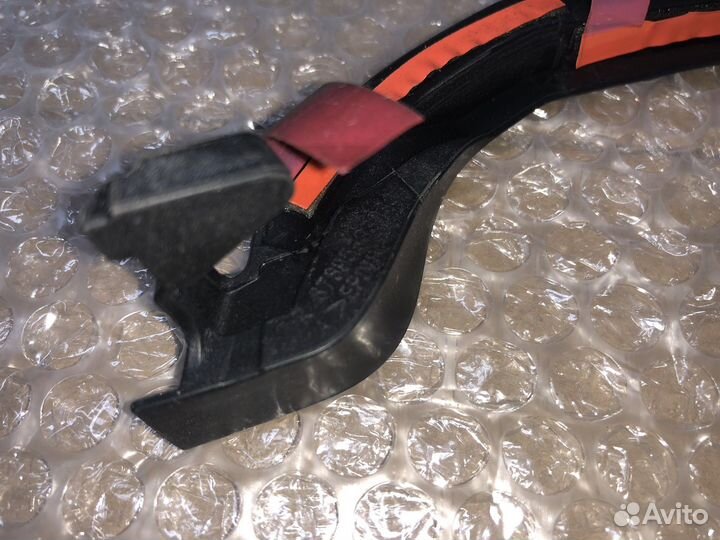 Уплотняющая резинка задней двери на lexus es