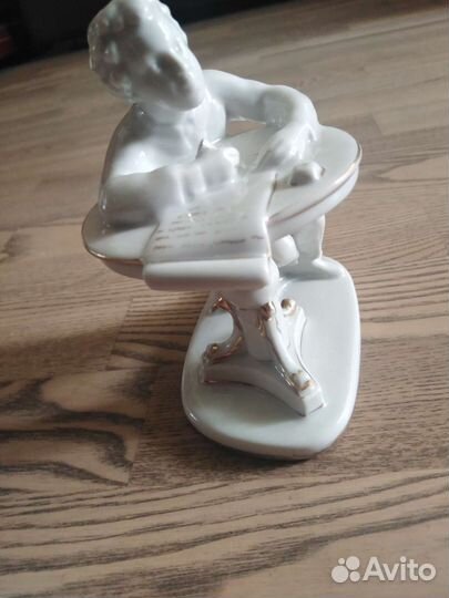 Фарфоровая статуэтка Пушкин