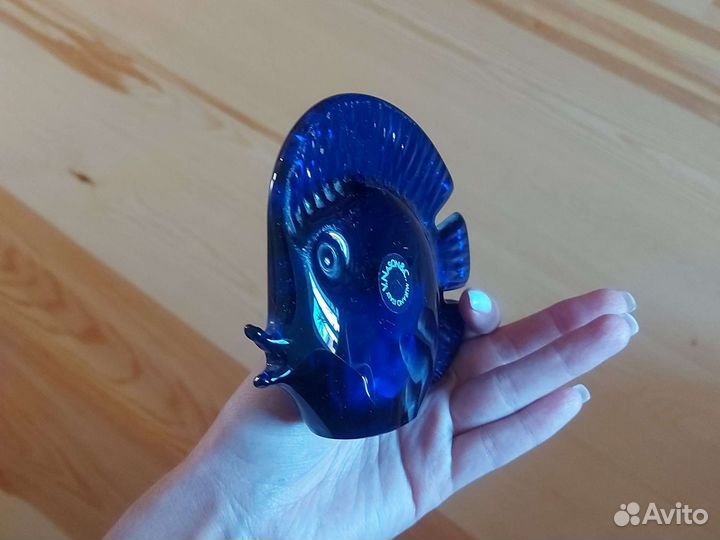 Скульптура из стекла синяя рыбка