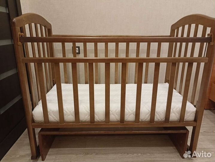 Детская кроватка с маятником