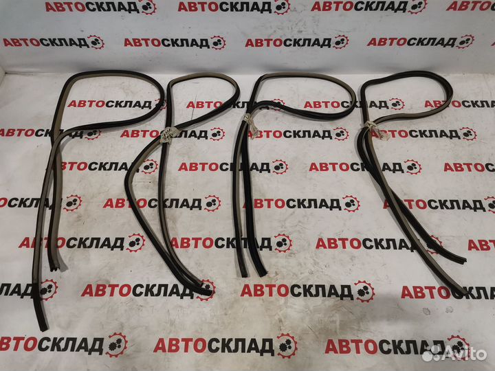 Коплект уплотнители проема дверей Б/у 6231133070E0