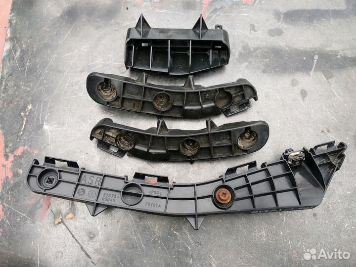 Направляющая заднего бампера Тойота Авенсис 270