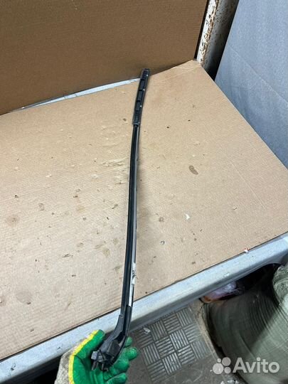 Внешний молдинг передней правой стойки Lexus LX450