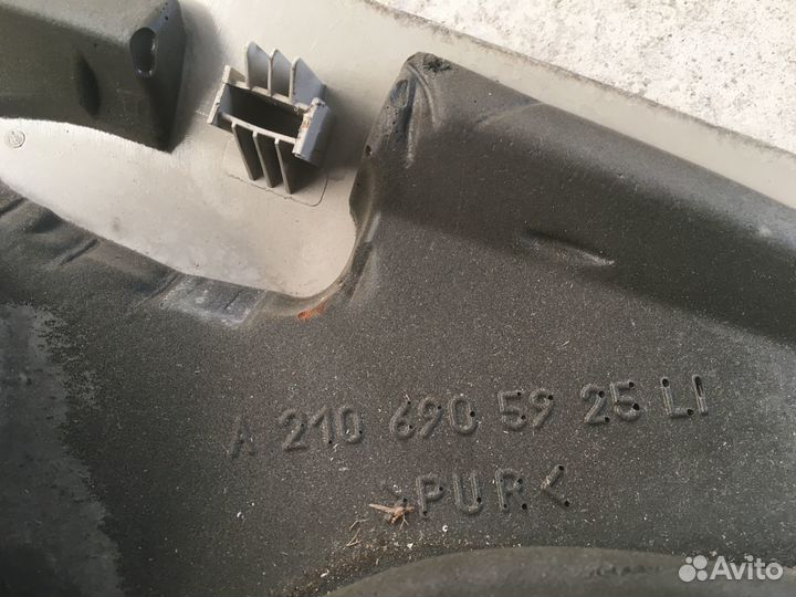 Обшивка задней стойки Mercedes W210 (3925)