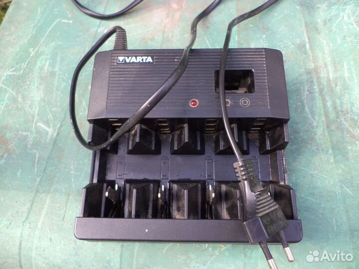 Зарядное устройство Varta для бытовых батареек