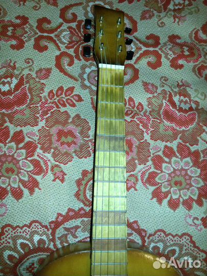 Продаю большую шестиструнную гитару