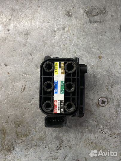 Блок клапанов пневмоподвески mercedes w221