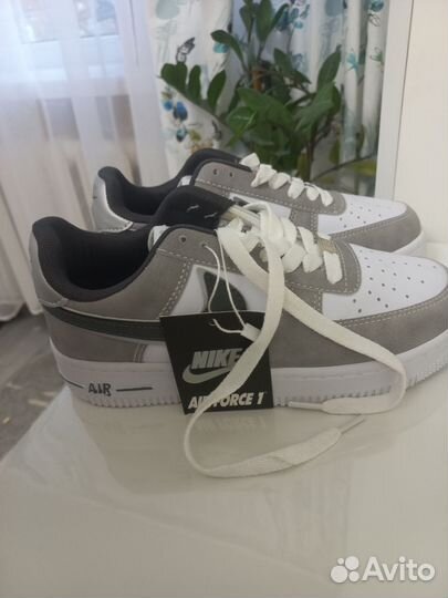 Кроссовки женские